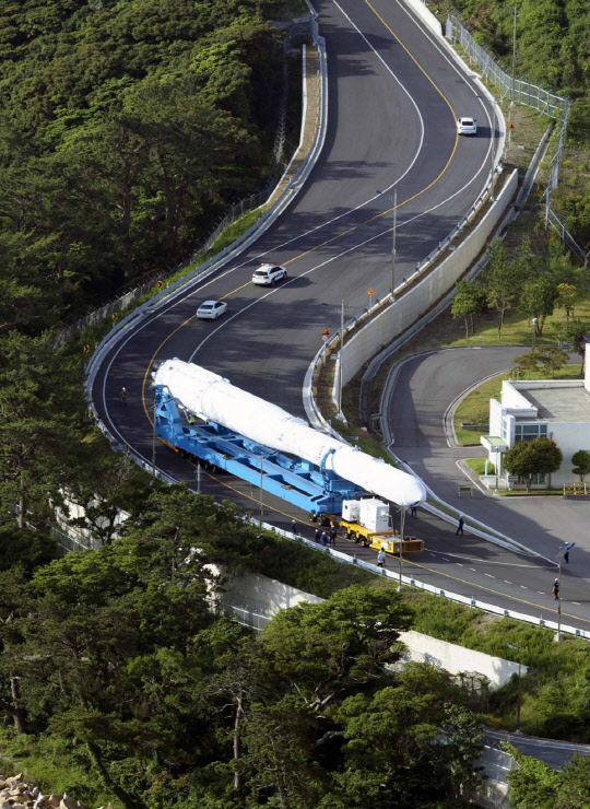지난해 10월 누리호 1차 발사 때 나로우주센터 조립동에서 발사장으로 이송되는 누리호 모습.  항우연 제공